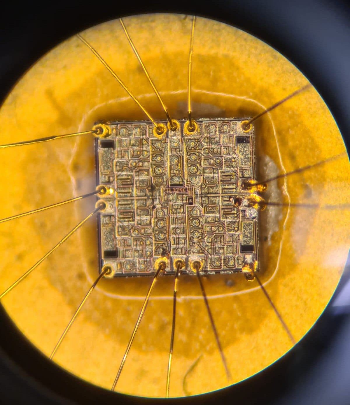 Caracterización de sensor de flujo MEMS de hilo caliente — A1