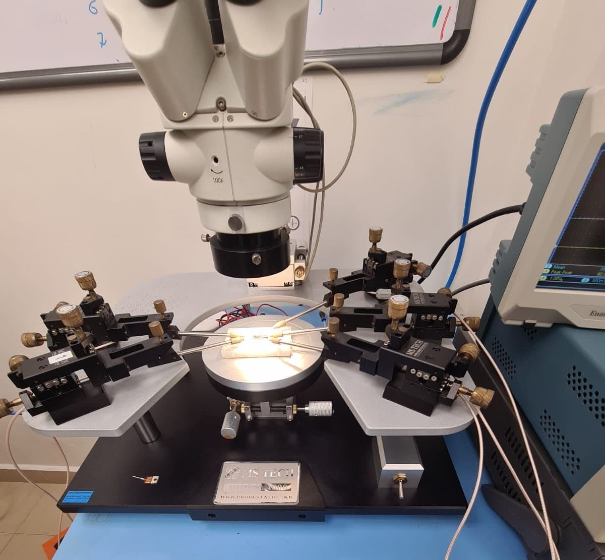 Caracterización de sensor de flujo MEMS de hilo caliente — A2